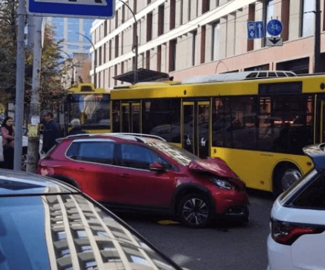 В Киеве Peugeot на большой скорости протаранил школьный автобус: есть пострадавшие