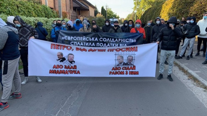 Під будинком Порошенка мітинг: протестувальники принесли гарбузи