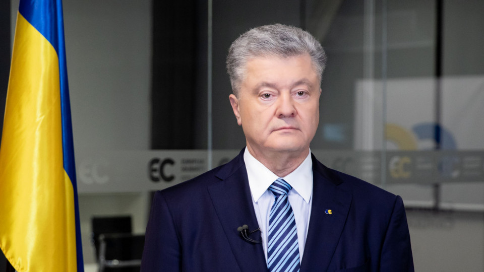 Порошенко обвинил Офис Президента в организации проплаченных протестов у своего дома
