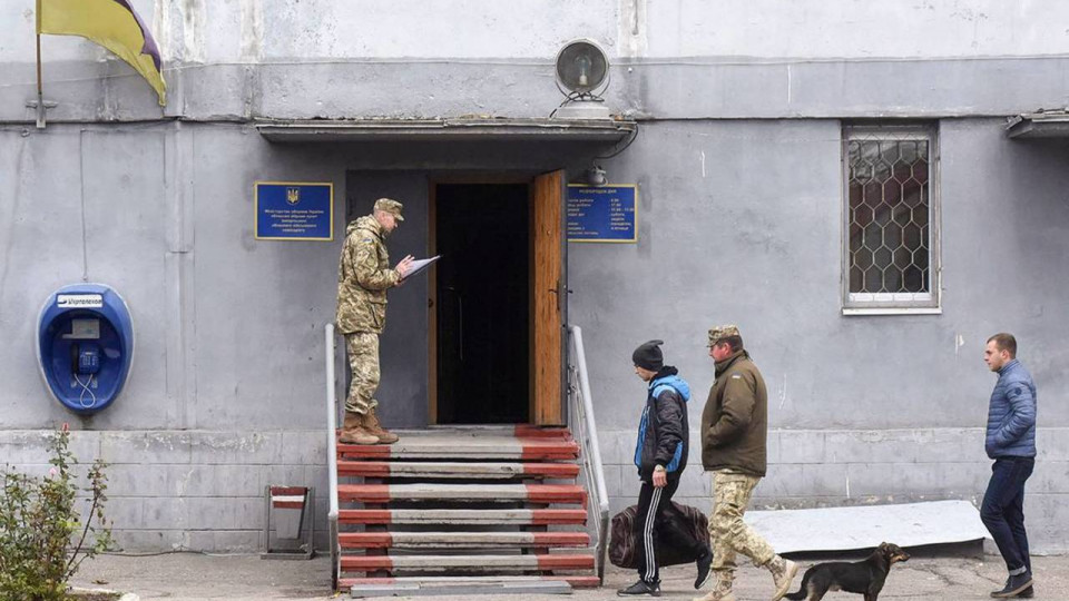 Ходить за справкой из военкомата для смены места регистрации больше не нужно: Рада приняла закон