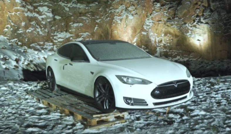 Жестокий протест: владелец Tesla Model S взорвал авто 30 кг динамита, видео