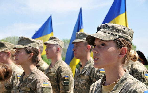 Юристки, журналістки та бухгалтерки: на яких професіях жінки беруться на військовий облік