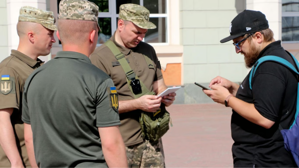 Мужчины от 18 до 60 лет должны носить с собой военный билет, действительность которого будут проверяться через электронный Реестр