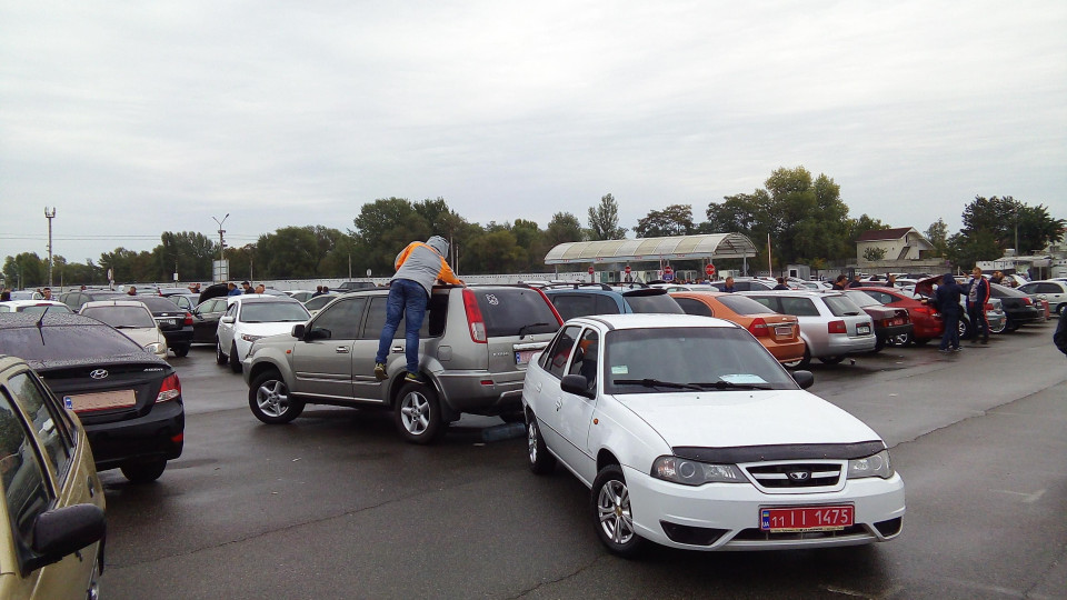 Автодилерам дозволять скуповувати вживані автомобілі для подальшого продажу без їх державної перереєстрації на себе – Рада схвалила законопроект