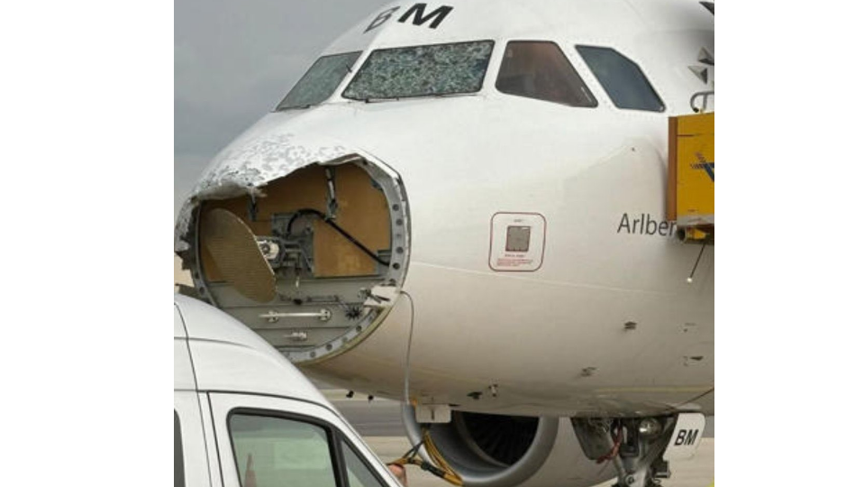 Сильный град отбил нос самолета Austrian Airlines на подлете в Вену, фото