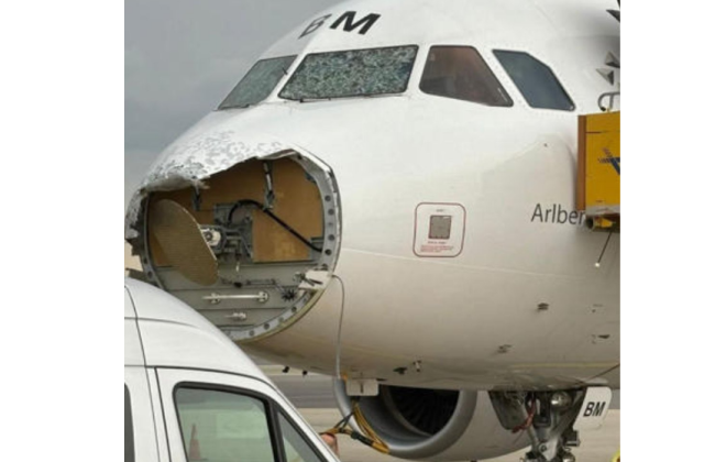 Сильный град отбил нос самолета Austrian Airlines на подлете в Вену, фото