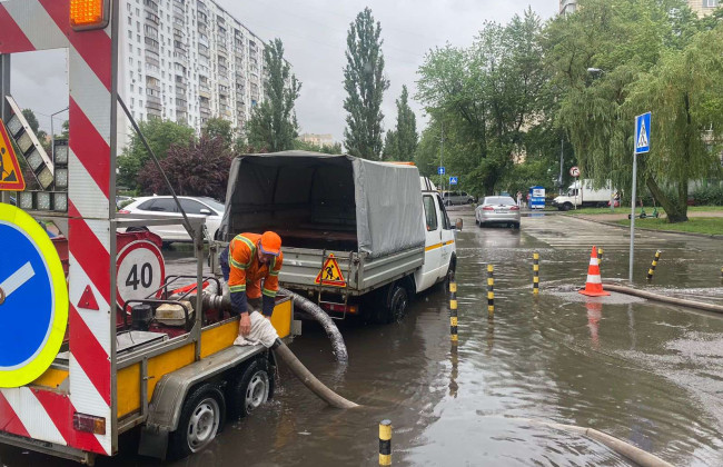 В Киеве дождь затапливает маршрутки, машины плывут по дорогам: видео армагеддона