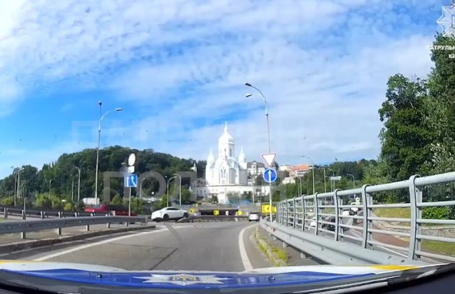 KIA влетел в отбойник: в Киеве на съезде с моста Патона произошло ДТП, видео