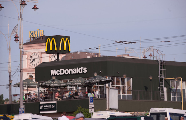 В Киеве демонтируют ресторан McDonald's на Вокзальной: заведение полностью обновят, видео