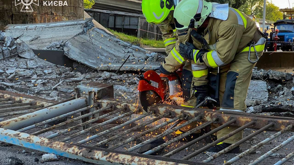 У Києві розчищають дорогу від зруйнованих конструкцій мосту, фото