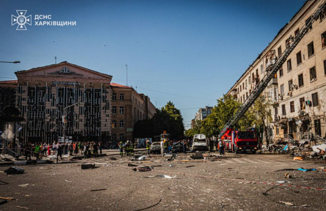 Удар авіабомби по будинку у Харкові: рятувальники показали фото та відео наслідків