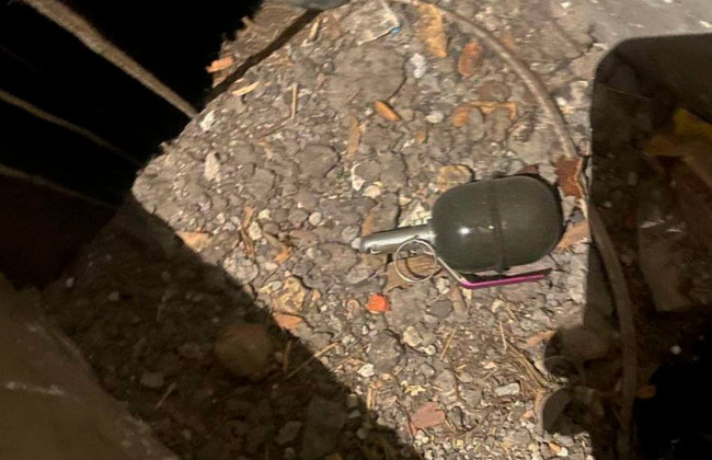 У Києві у під'їзді багатоповерхівки чоловік виявив гранату, фото