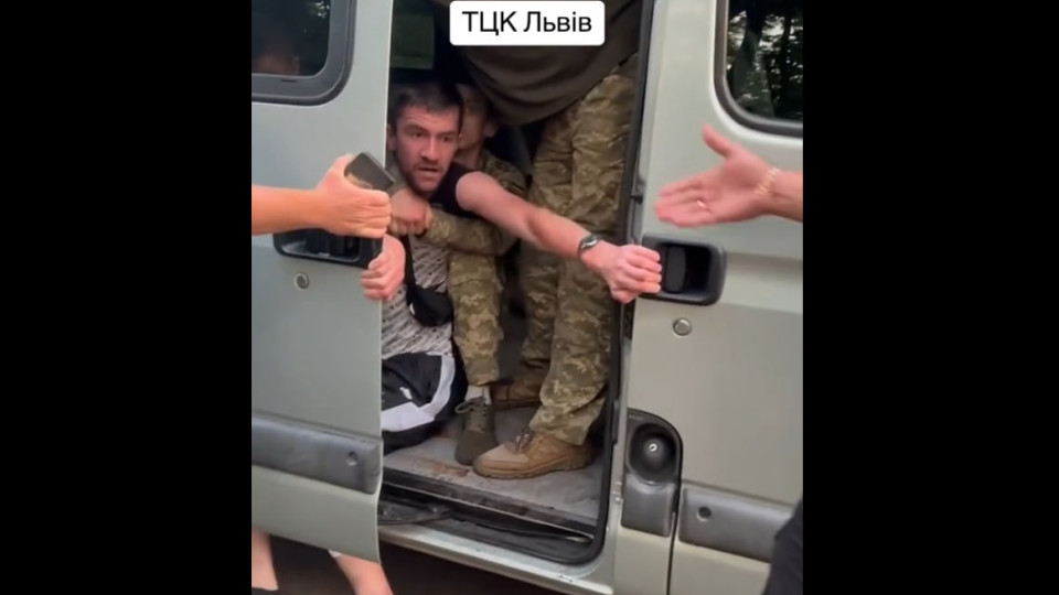 Во Львове военные силой затащили мужчину в автобус: в ТЦК прокомментировали «приглашение» в авто