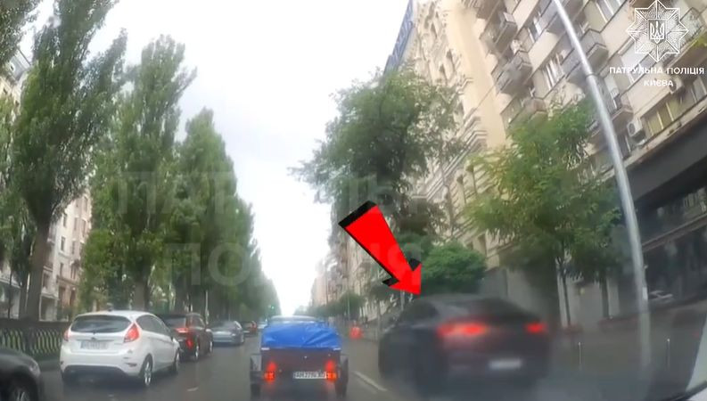 Миттєва карма: у Києві покарали зухвалого порушника ПДР, відео