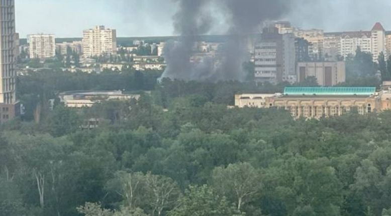 В Киеве произошел масштабный пожар на рынке «Юность», видео