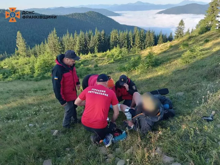 В Карпатах спасатели помогли травмированному туристу