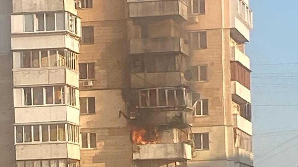 В Киеве обломки сбитой ракеты повредили многоэтажку: фото разрушений