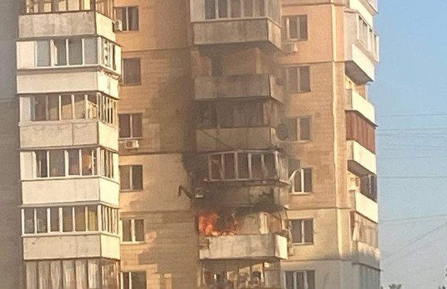 У Києві уламки збитої ракети пошкодили багатоповерхівку: фото руйнувань