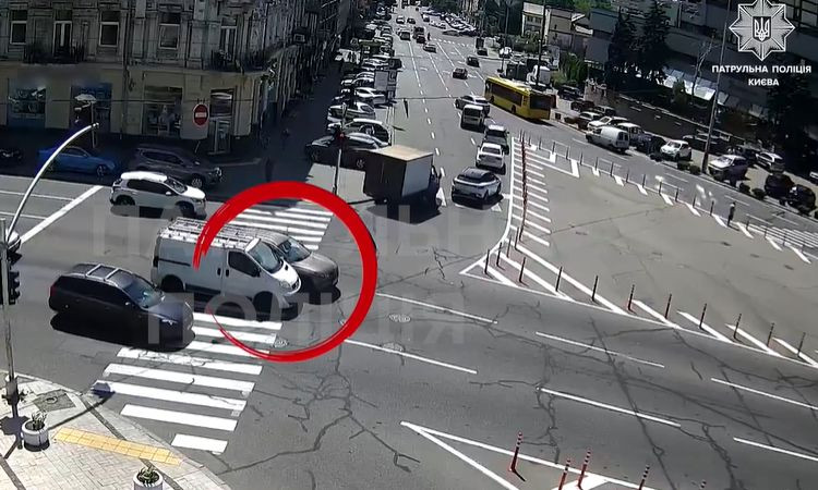 У Києві на перехресті дорогу не поділили Hyundai та Renault: момент ДТП потрапив на відео