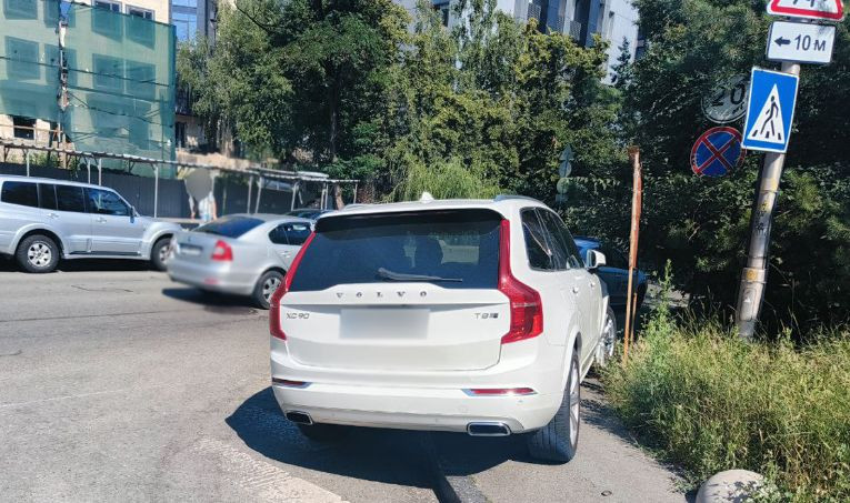 У Києві покарали «героя паркування» на Volvo, який заблокував рух пішоходам
