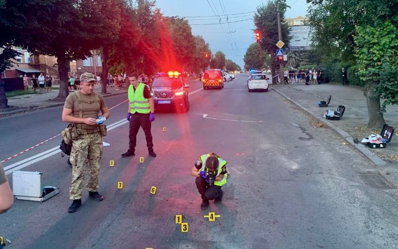 В Луцке задержали мужчину, который из окна автомобиля бросил в людей гранату