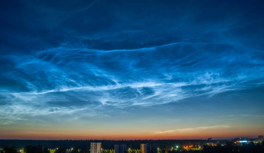 В небе над Европой заметили редкое явление — серебристые тучи: удивительные фото