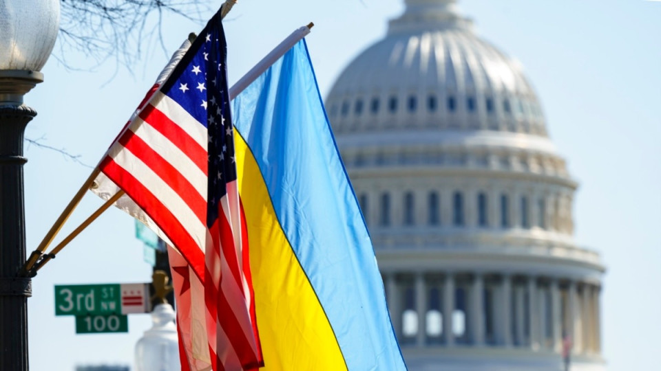 Україна змушена була купувати зброю за власний кошт, бо від США нічого не надходило – як виявилося, що на оборону і зарплати військовим не вистачає 500 млрд грн