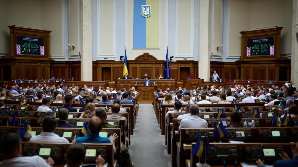 Чи зможуть обвинувачені, які займали особливо відповідальне становище, вийти з-під варти в обмін на військову службу - Верховна Рада прийняла зміни