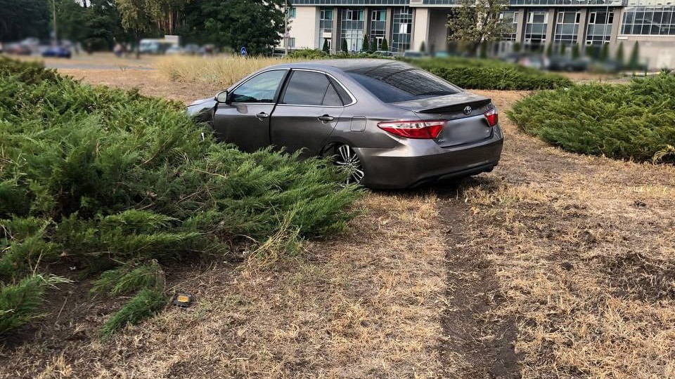 У Києві водій на Toyota не впорався з керуванням та припаркувався у клумбу, фото