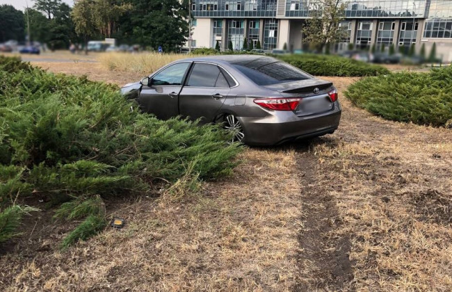 В Киеве водитель Toyota не справился с управлением и запарковался в клумбу, фото