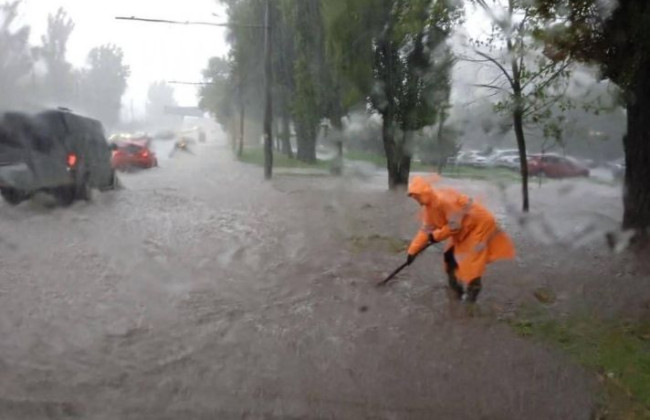 Одессу накрыл сильный ливень: улицы ушли под воду, люди спасаются на крышах автомобилей — видео