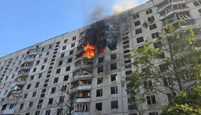 Ворог вдарив по багатоповерхівці у Харкові, є руйнування та постраждалі — фото