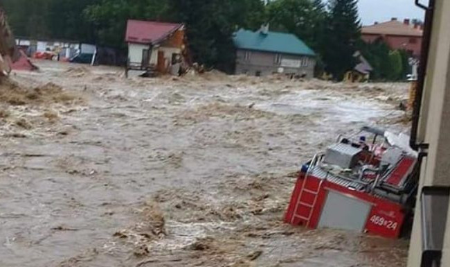 У Польщі після прориву дамби ціле місто пішло під воду, відео