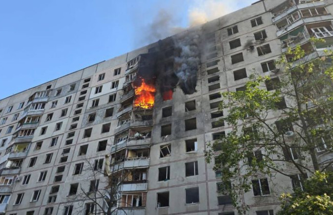 Ворог вдарив по багатоповерхівці у Харкові, є руйнування та постраждалі — фото