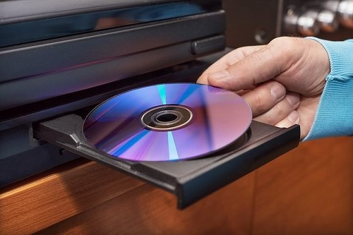 В суді хтось зламав DVD-диск з основним доказом у справі, але хто це зробив – невідомо