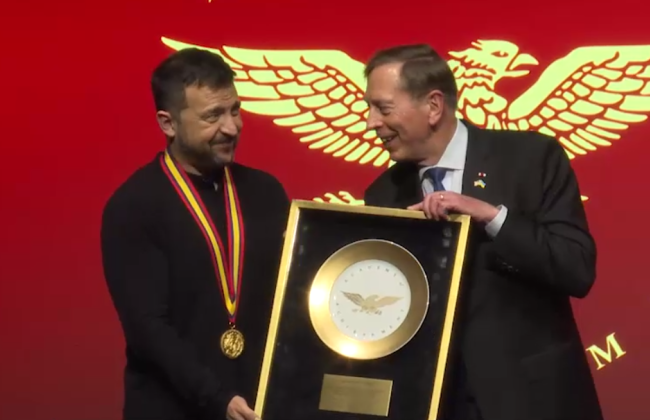 Владимир Зеленский получил награду Американской академии достижений – The Golden Plate Award, видео