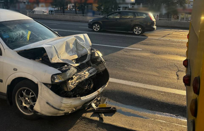 У Києві сталася ДТП за участі автівки та маршрутки, фото