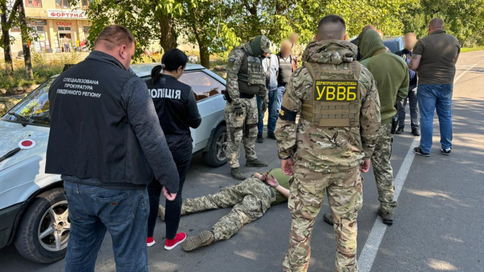 На Одещині затримали прикордонника, який отримав хабар у 4 тисячі доларів за переправлення чоловіка до Молдови