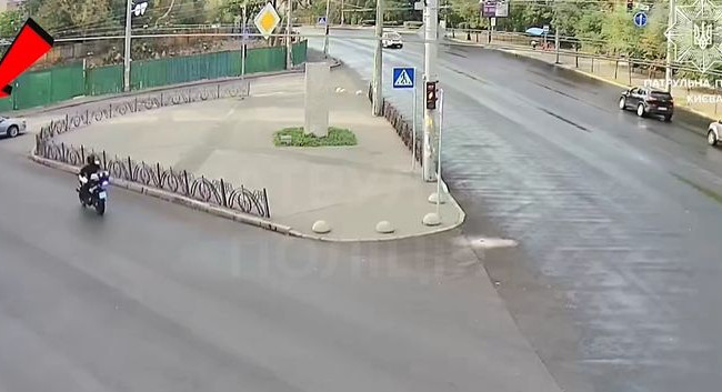 У Києві покарали водія, який не надав перевагу в русі мотопатрулю — відео