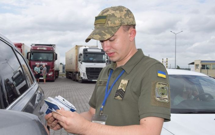 Чоловік з дружиною та «сестрою», від якої він мав 2 дітей, хотіли виїхати за кордон — деталі заплутаної історії