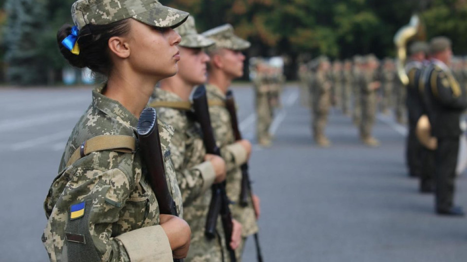 Жінок, які добровільно пройдуть базову військову службу, братимуть на військовий облік військовозобов’язаних – проект Кабміну