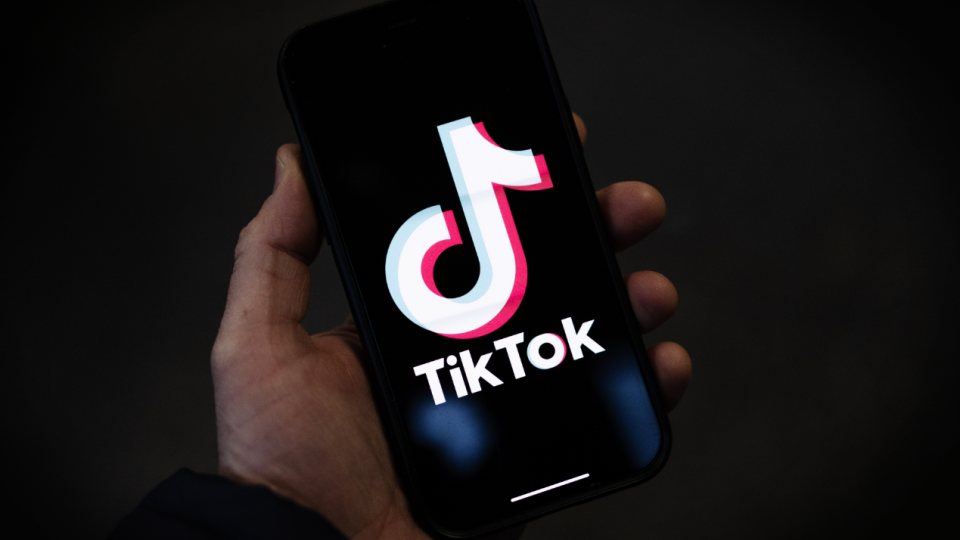 Єврокомісія перевіряє, як TikTok, YouTube та Snapchat впливають на психічне здоровʼя користувачів