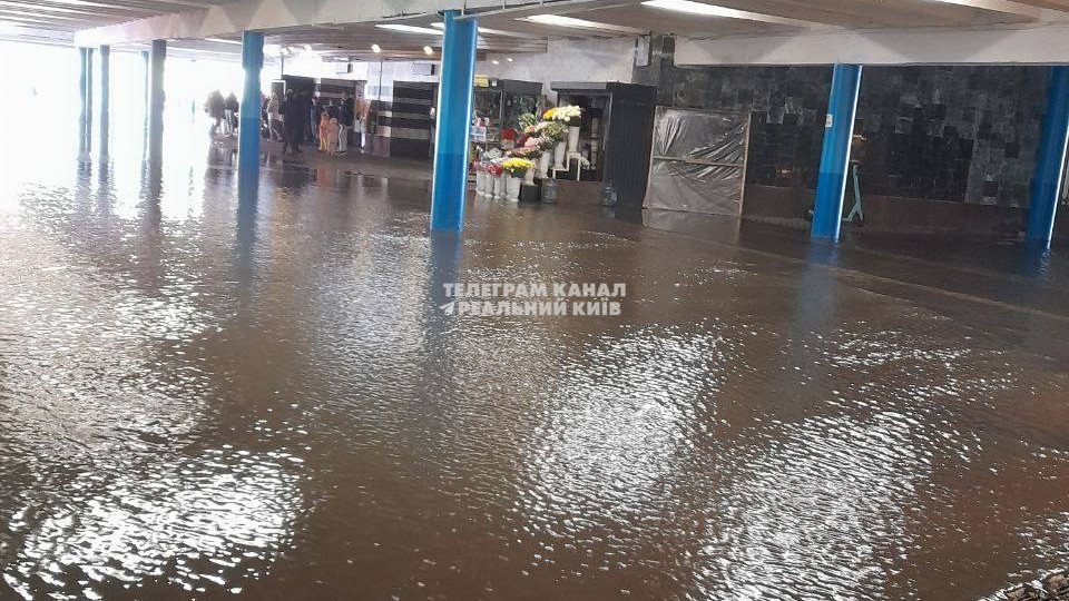 У Києві закрили станцію метро «Дорогожичі» через порив мережі водопостачання – відео