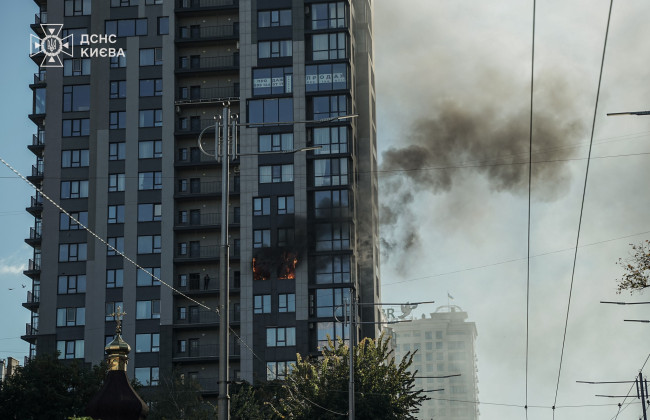 У центрі Києва евакуювали людей із багатоповерхівки, фото