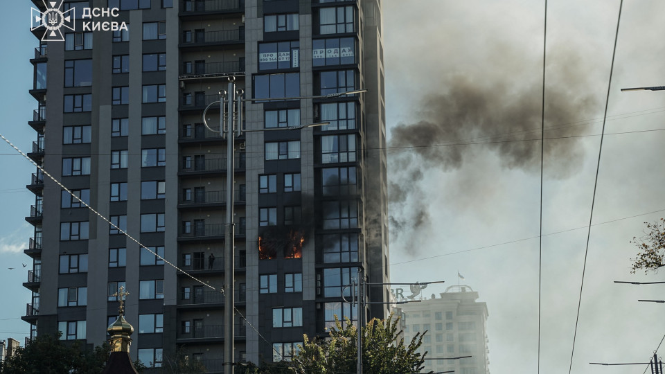 У центрі Києва евакуювали людей із багатоповерхівки, фото