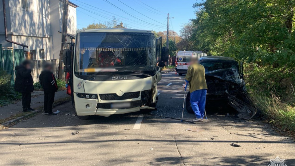 В Киеве машрутка попала в ДТП – движение на одной из улиц столицы затруднено