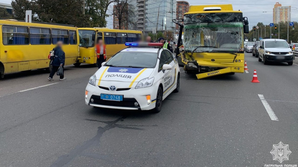 У Києві масштабна ДТП за участі громадського транспорту, фото