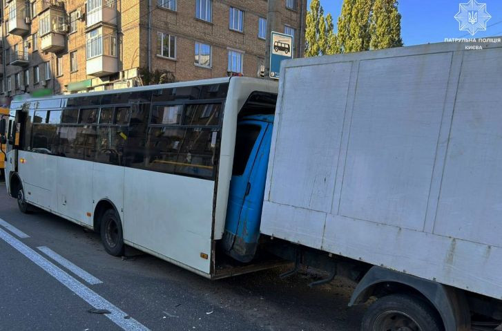 У Києві вантажівка на повному ходу влетіла у маршрутку — відео серйозної ДТП