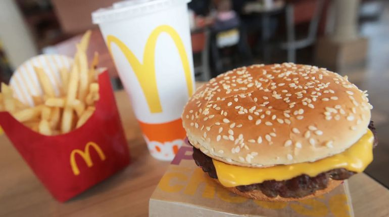 Акції McDonald’s різко впали після масових отруєнь бургерами у США