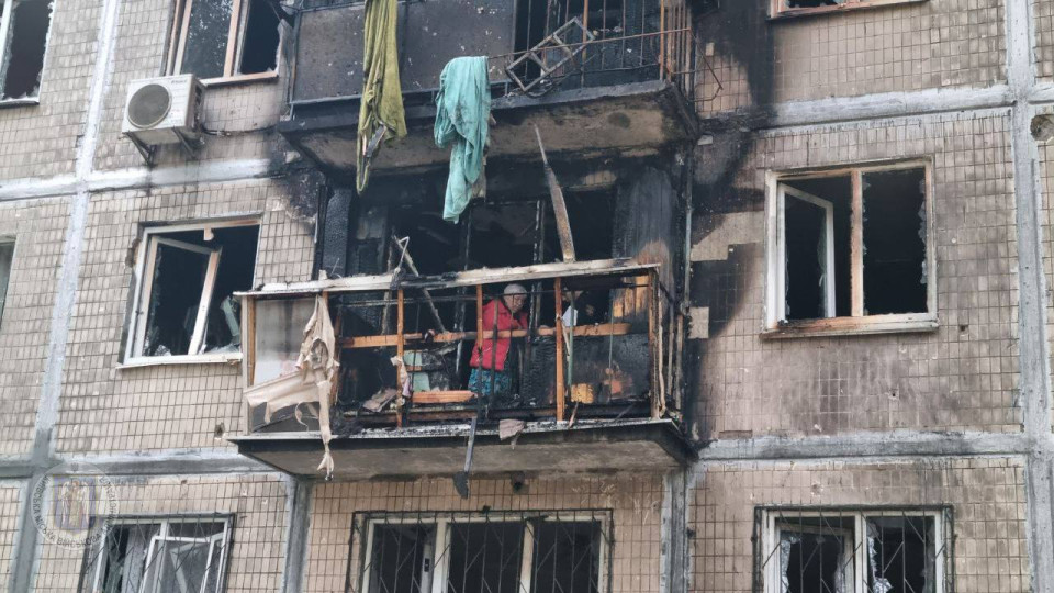 У Соломʼянському районі Києва внаслідок падіння уламків дронів зайнялася пожежа у багатоповерхівці